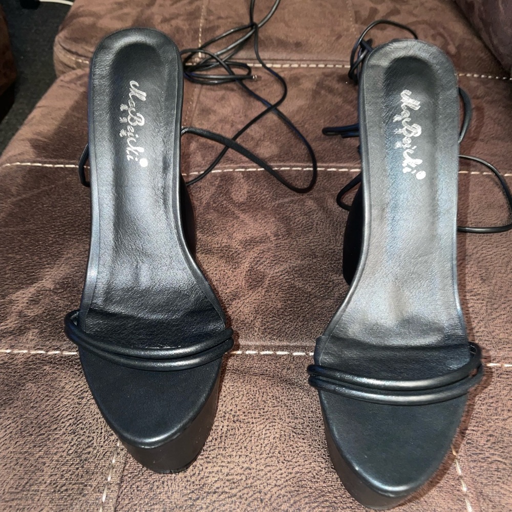 heels - Picture 3 of 6